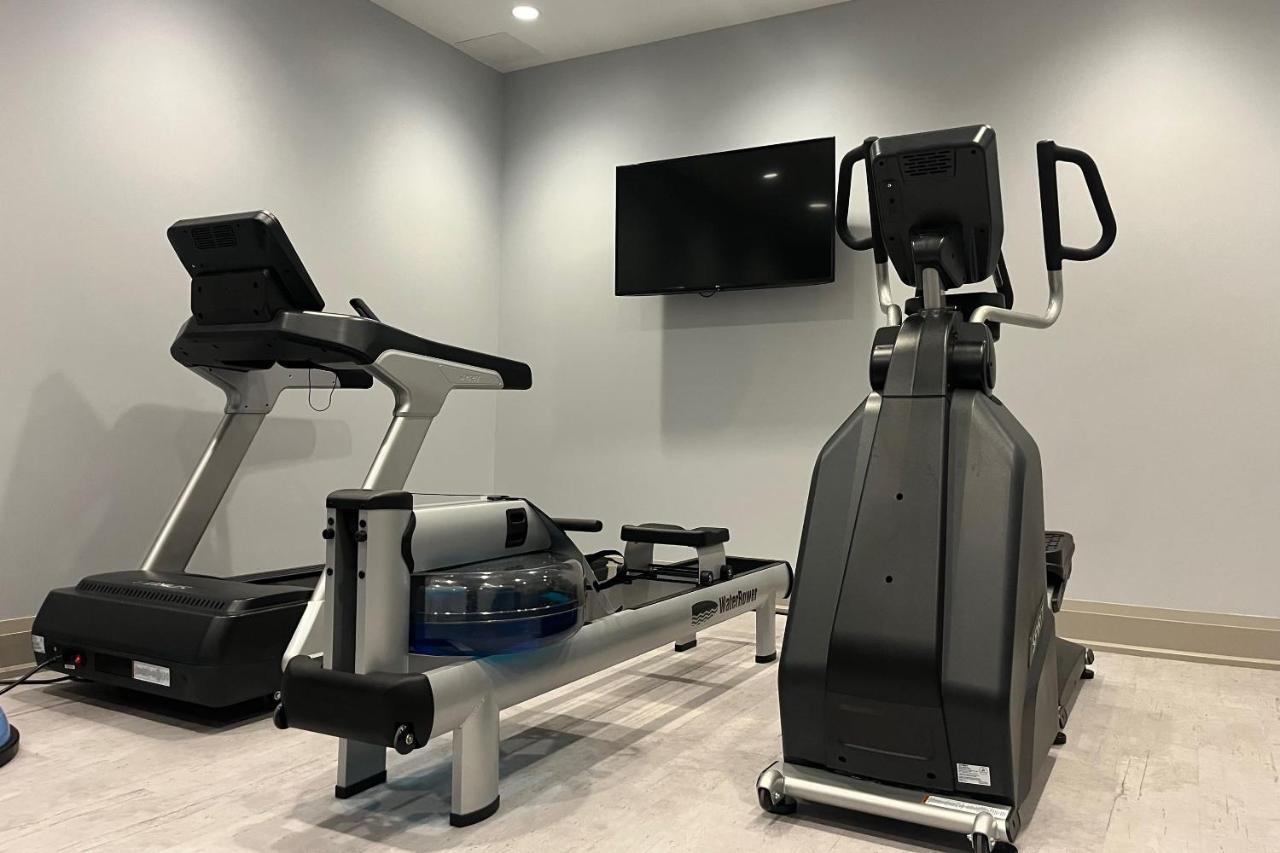 皇后区124号Spa度假酒店 滨湖尼亚加拉 外观 照片 A treadmill and elliptical trainer