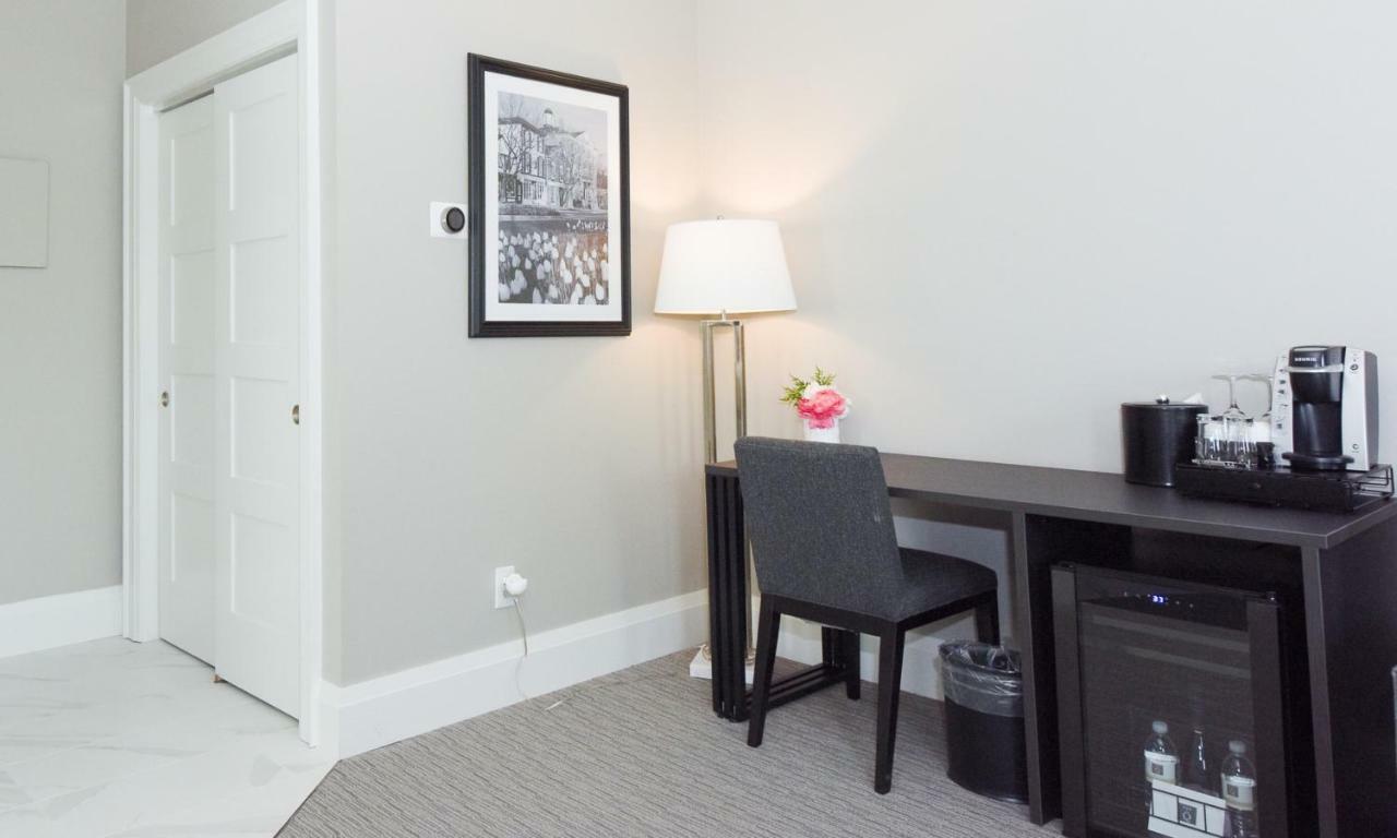 皇后区124号Spa度假酒店 滨湖尼亚加拉 外观 照片 A smart plug in a hotel room