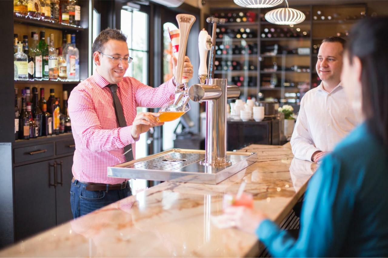 皇后区124号Spa度假酒店 滨湖尼亚加拉 外观 照片 A bartender serving beer