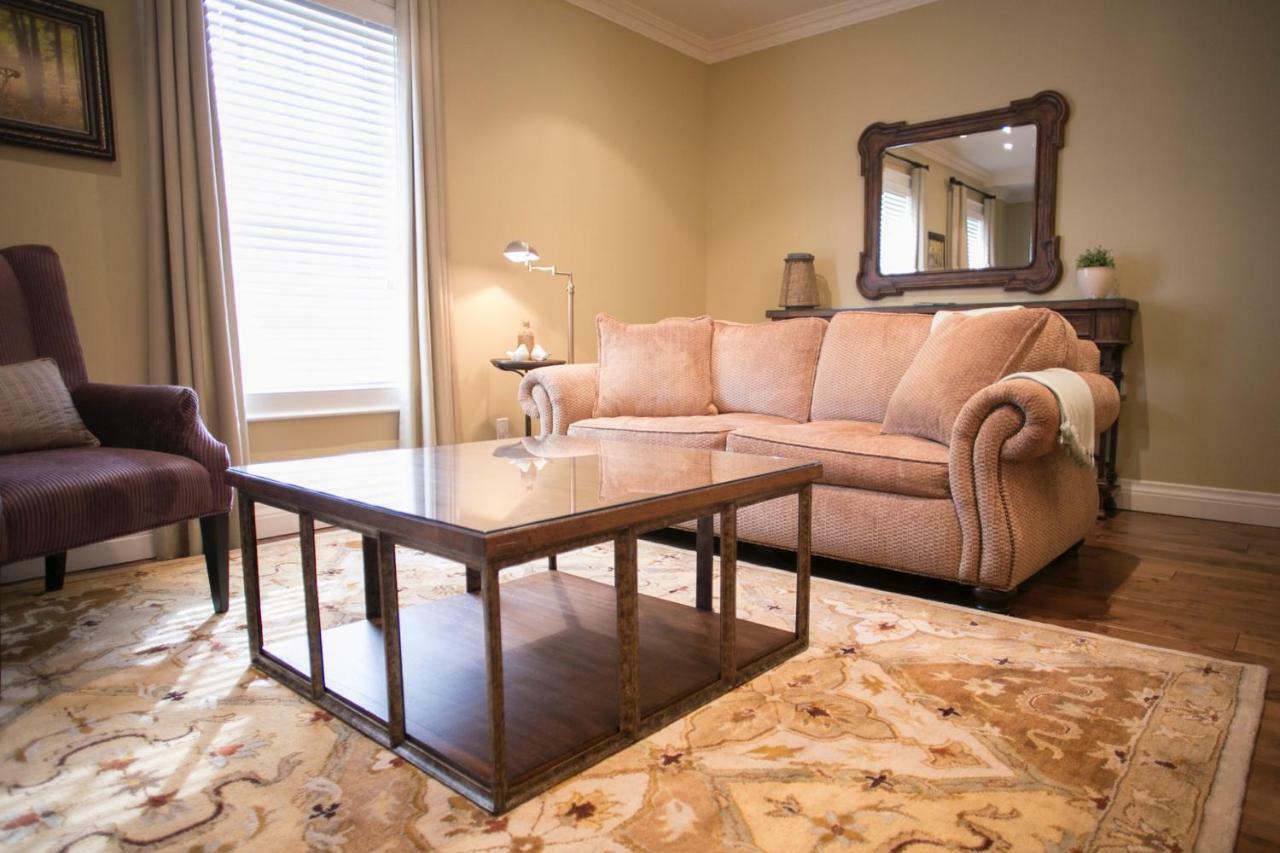 皇后区124号Spa度假酒店 滨湖尼亚加拉 外观 照片 A living room with a sofa