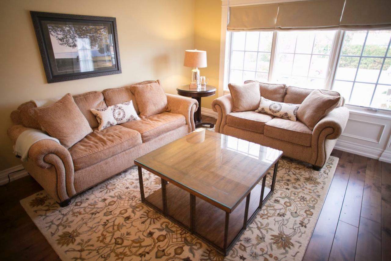 皇后区124号Spa度假酒店 滨湖尼亚加拉 外观 照片 A living room with a coffee table