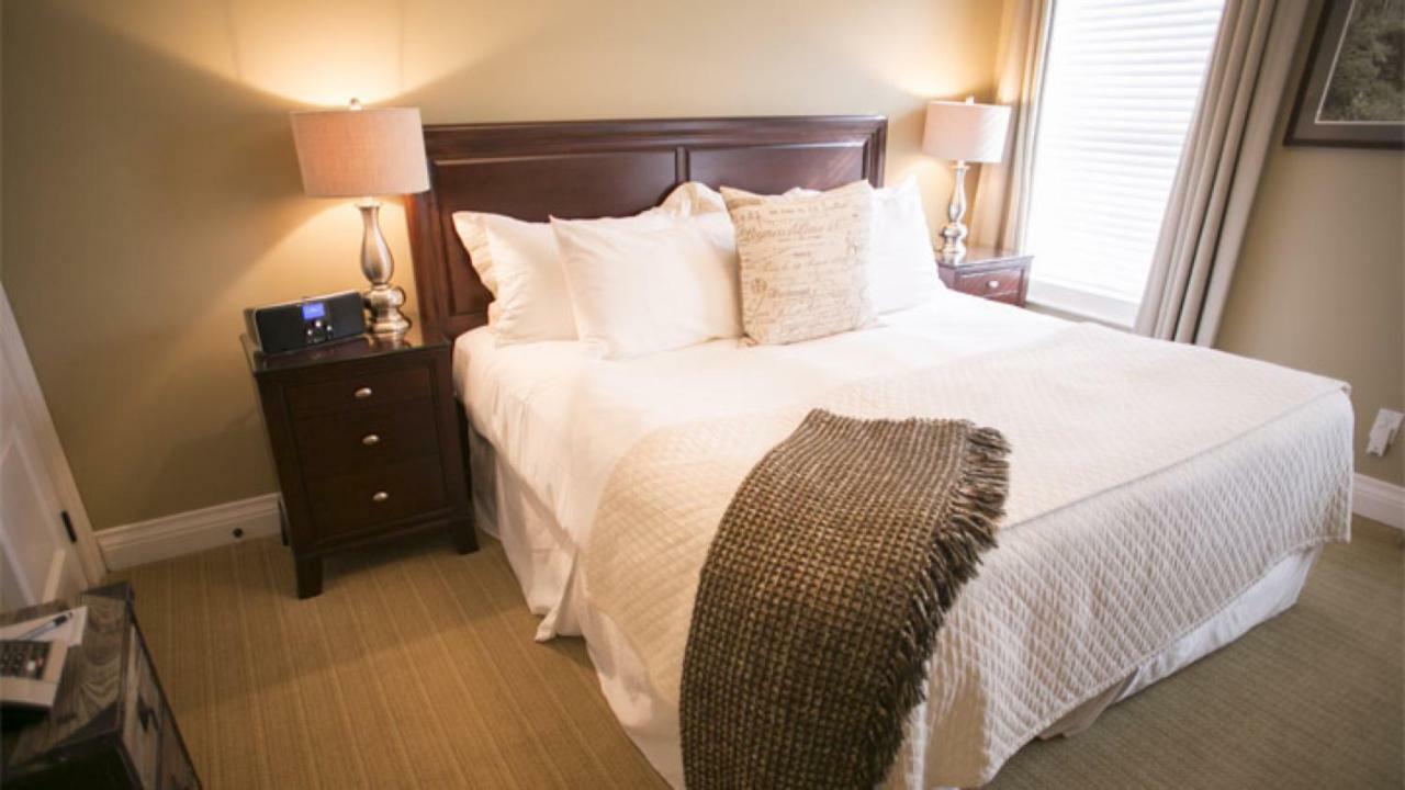 皇后区124号Spa度假酒店 滨湖尼亚加拉 外观 照片 A bed with a throw