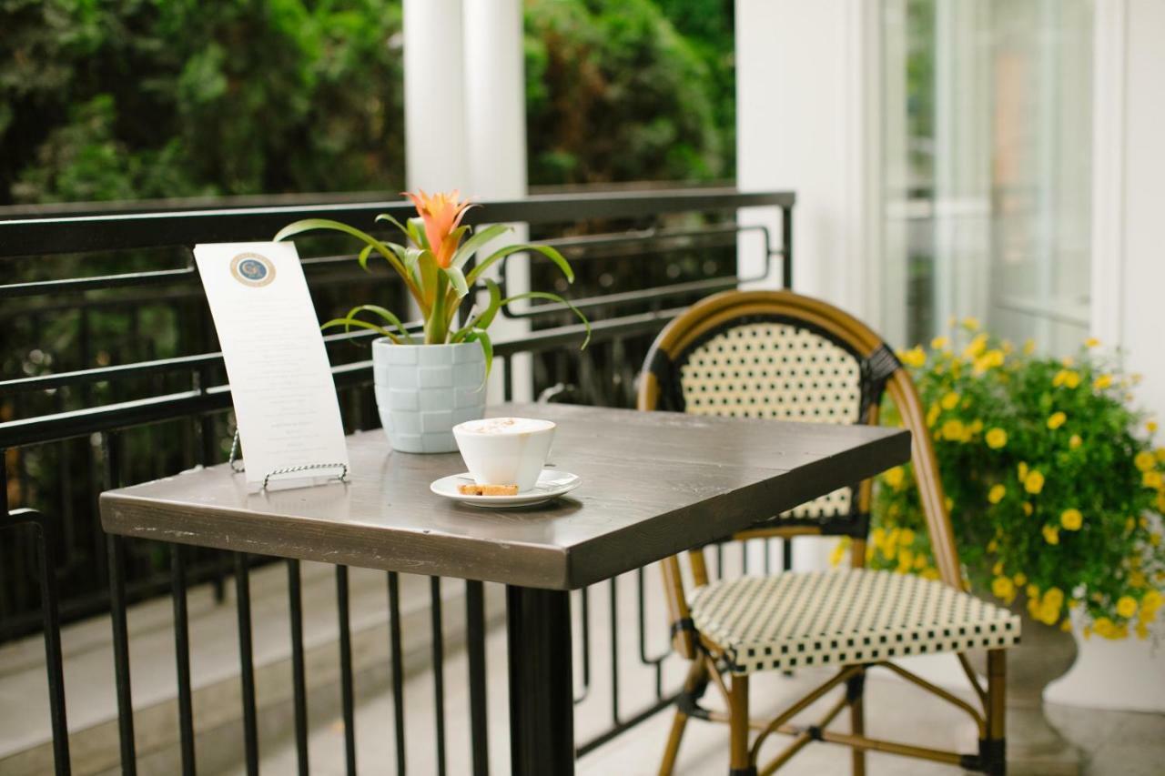 皇后区124号Spa度假酒店 滨湖尼亚加拉 外观 照片 A bistro table and chair