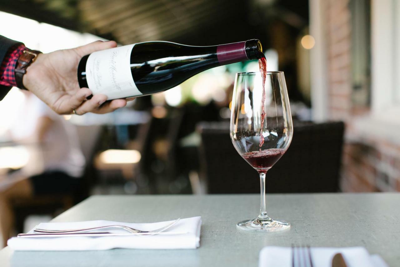 皇后区124号Spa度假酒店 滨湖尼亚加拉 外观 照片 Wine being poured